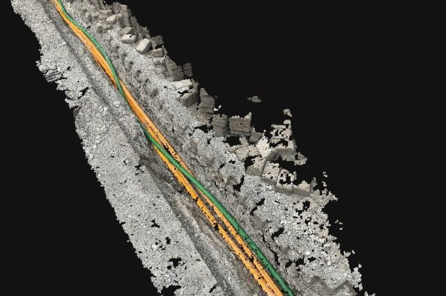 3D-Ansicht einer Straße mit gelben und grünen Markierungen auf grauem Hintergrund.
